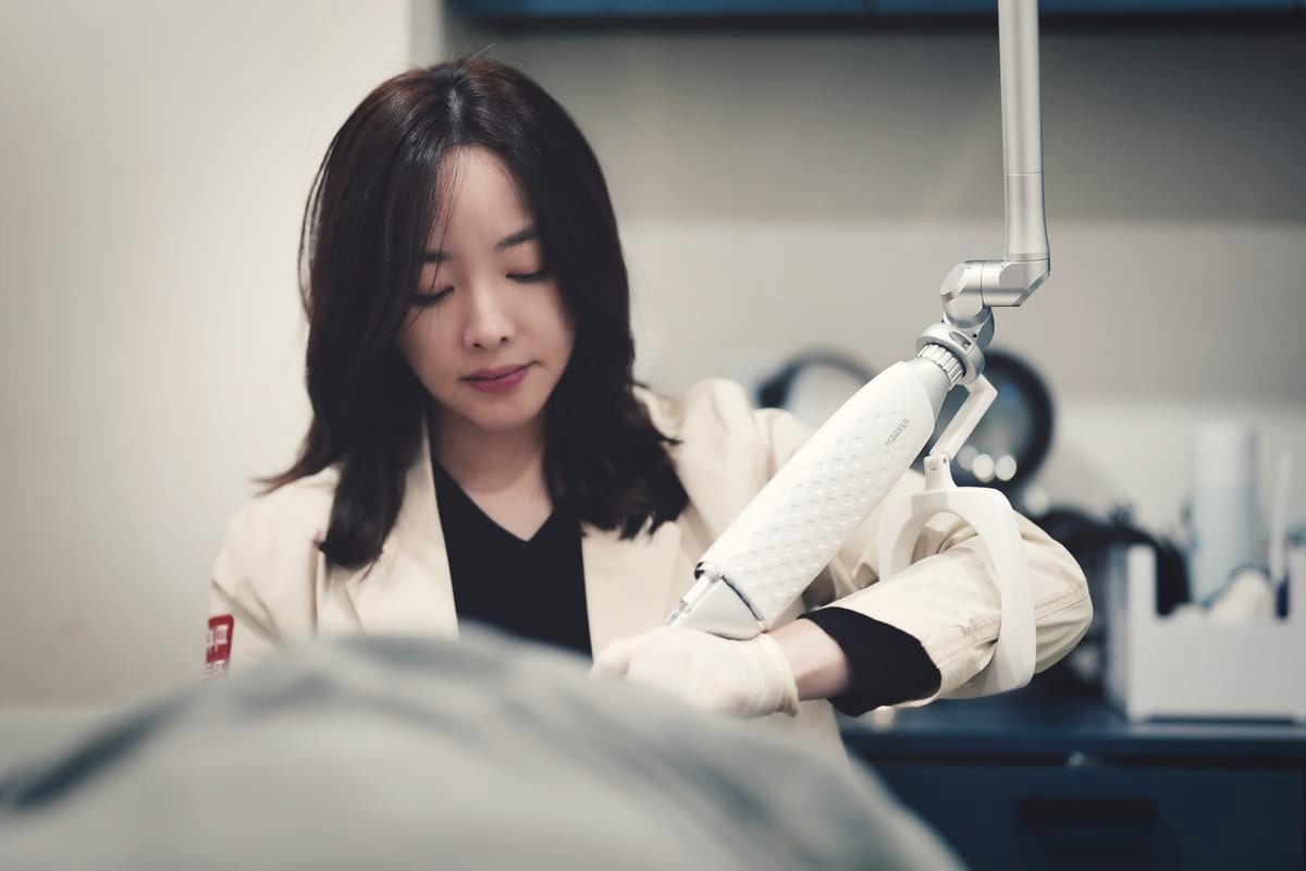 레이저·코어 리프팅 시술 장면
