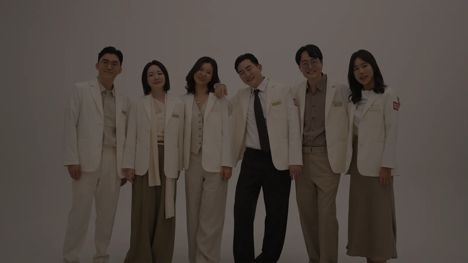 흰 가운을 입고 나란히 선 힐하우스피부과 의료진 단체 사진