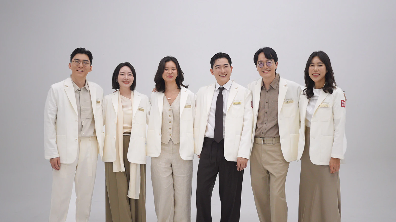 흰 가운을 입고 나란히 선 힐하우스피부과 의료진 단체 사진