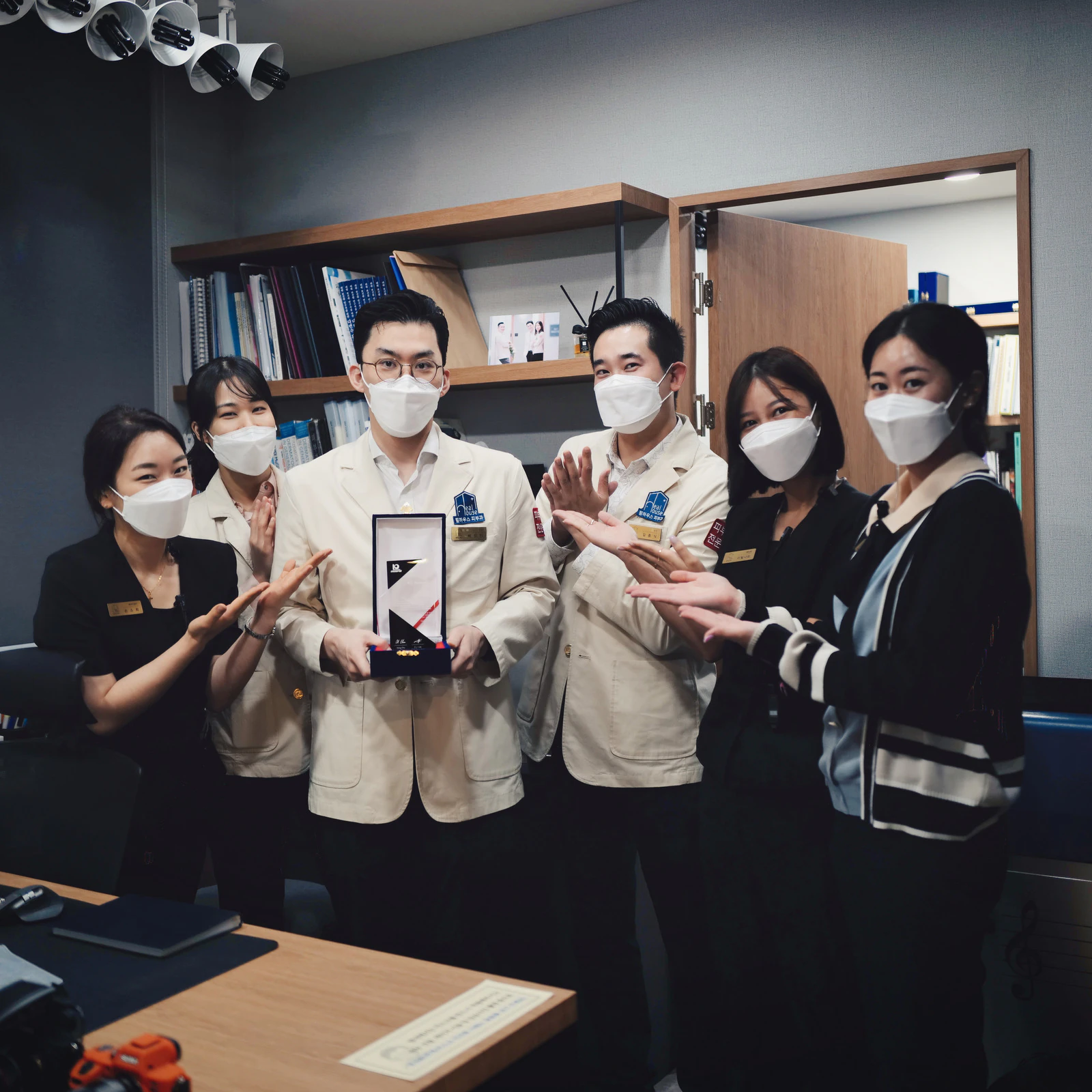 배정민 원장, 레이저옵텍 R&D 기여 감사패 수상 관련 사진 2