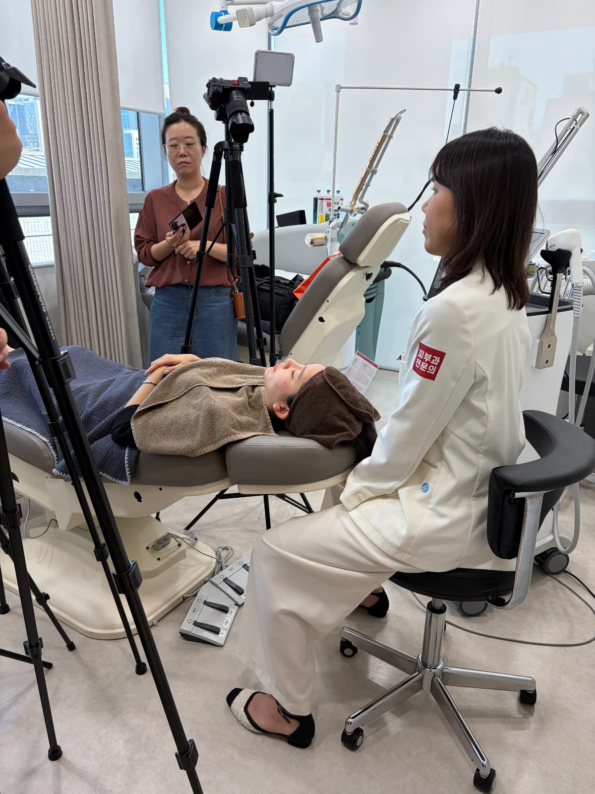 Dr. Hanmi Jung filming a hands-on lecture on 'Alltite' for Medical Aesthetics News