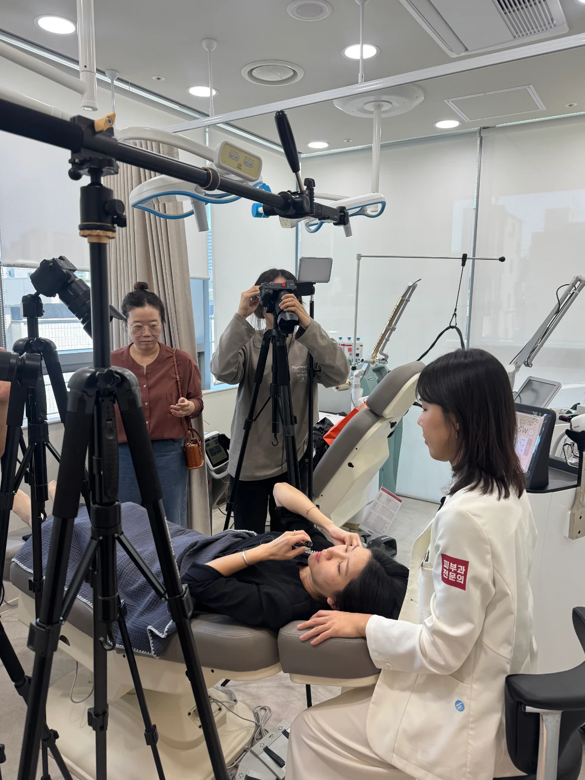 Dr. Hanmi Jung filming a hands-on lecture on 'Alltite' for Medical Aesthetics News