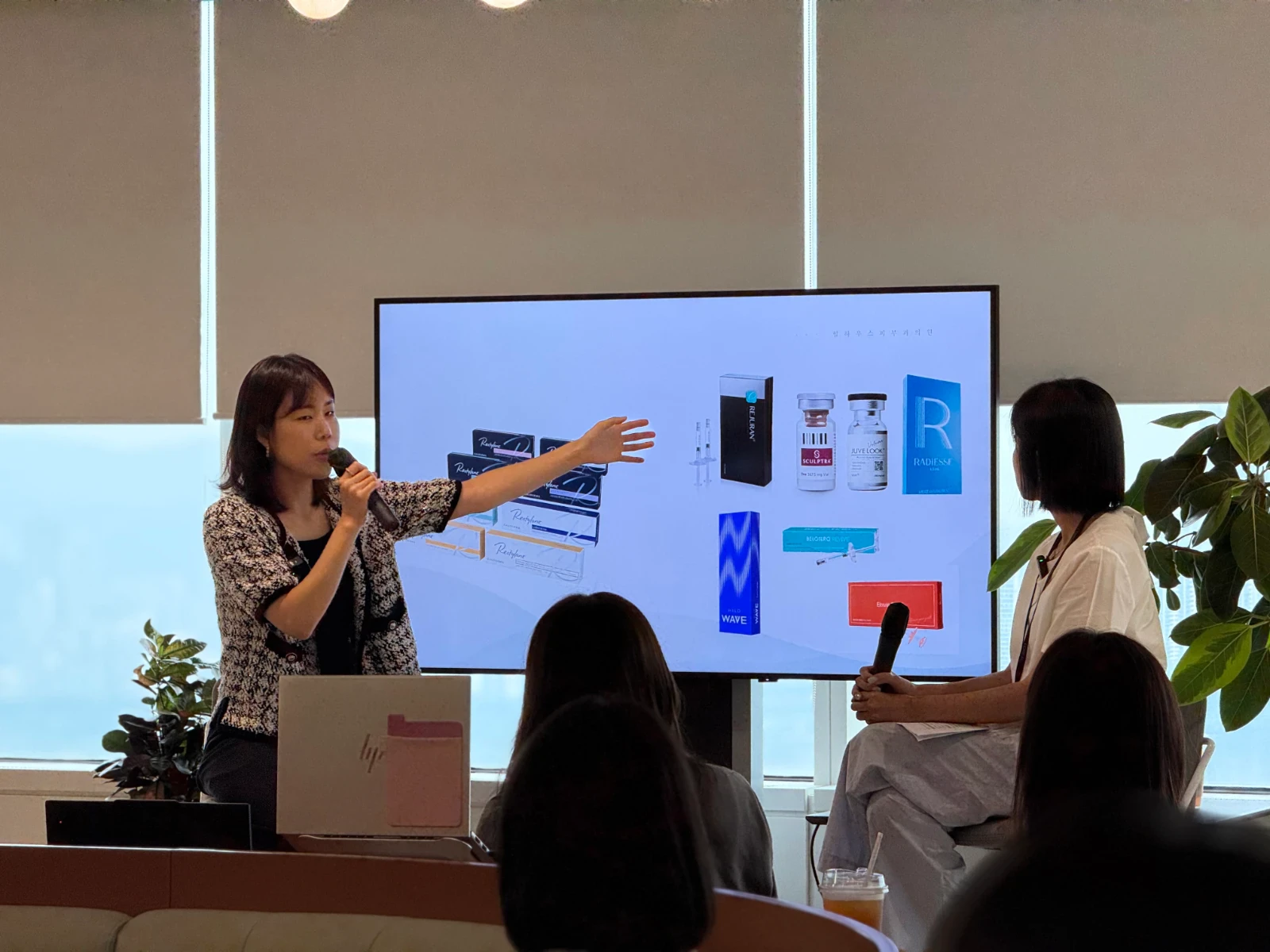 Dr. Hanmi Jung giving an in-house lecture at L'Oréal