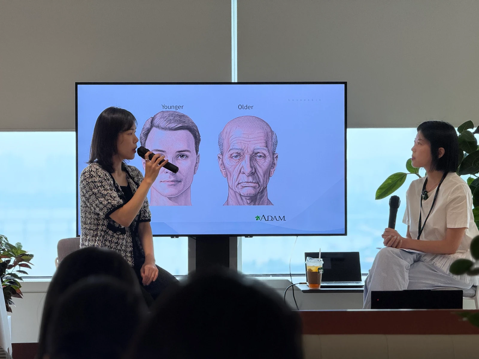 Dr. Hanmi Jung giving an in-house lecture at L'Oréal