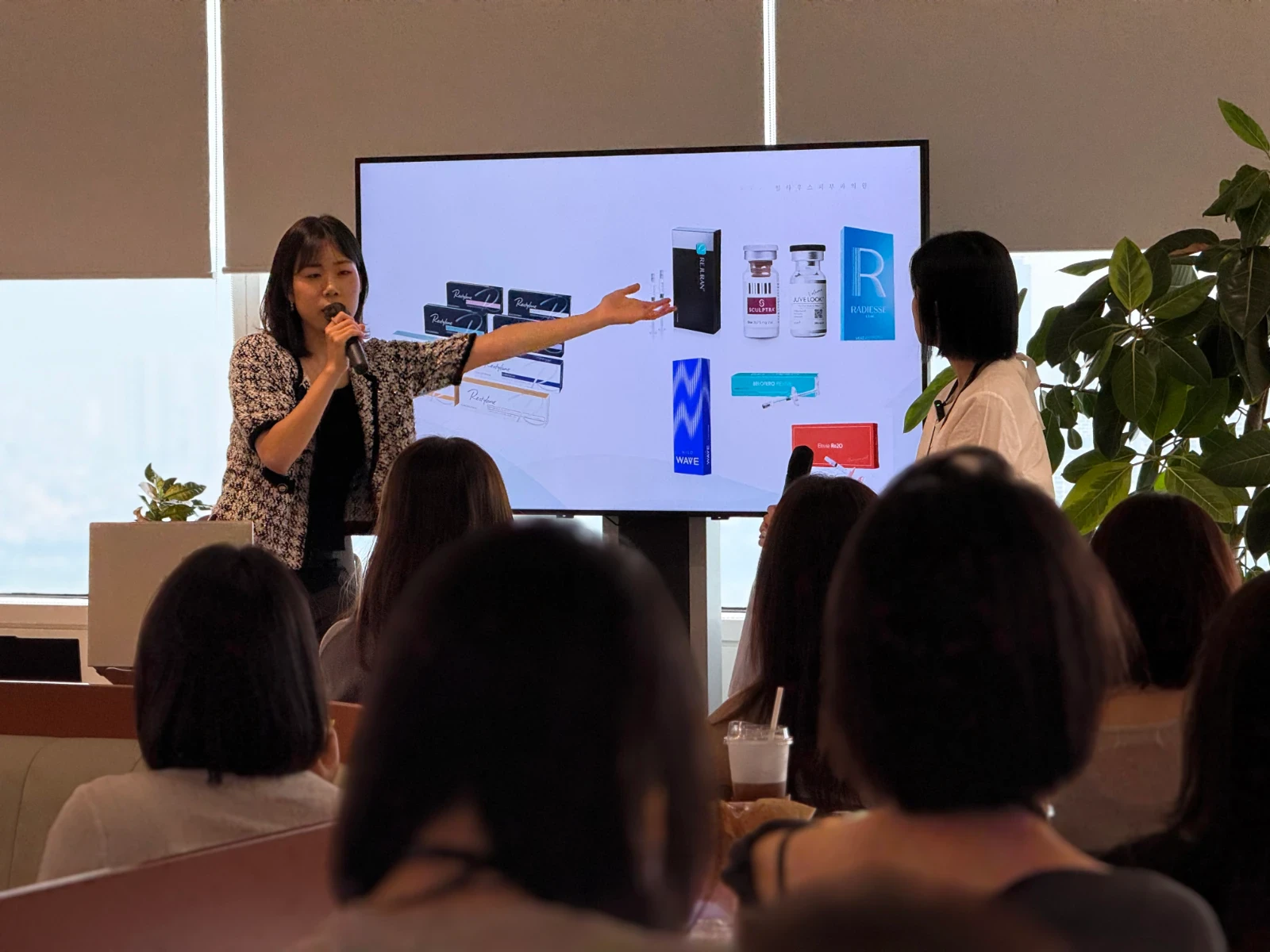 Dr. Hanmi Jung giving an in-house lecture at L'Oréal