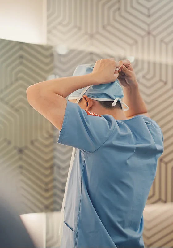 진료실에서 백반증 자료를 함께 보며 상담하는 배정민 원장