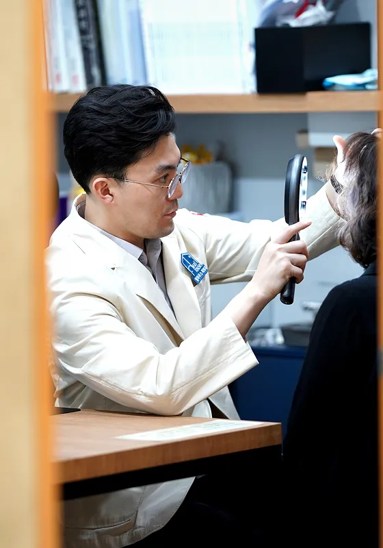 환자 상태에 맞춰 치료 계획을 설계하는 배정민 원장